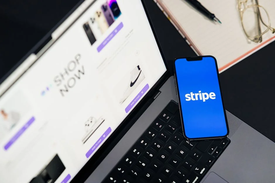 Vue rapprochée d’un ordinateur portable affichant la page de connexion Pexels, mettant en avant une interface numérique moderne.