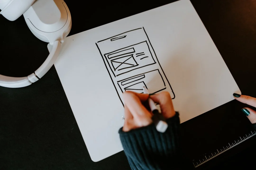 Gros plan sur une machine à écrire vintage avec une feuille affichant WordPress dans un style rétro.